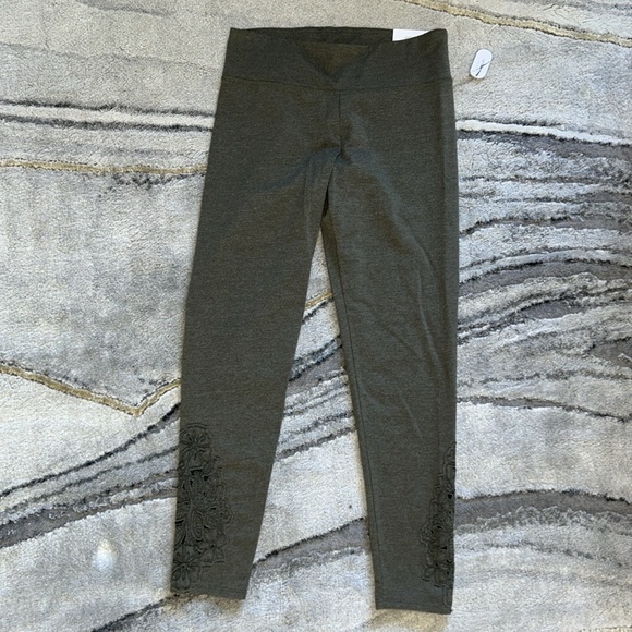 Aerie NWT Green Crochet Detail Leggings Sz Medium - Picture 1 of 6